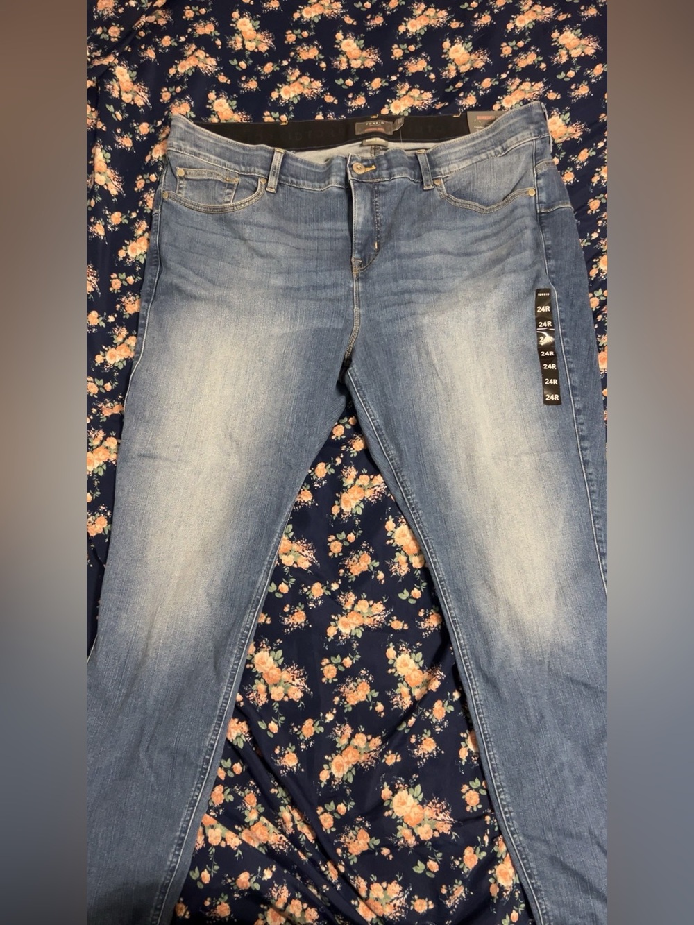 Torrid Medium Wash Bombshell Skinny Jeans size 24R.